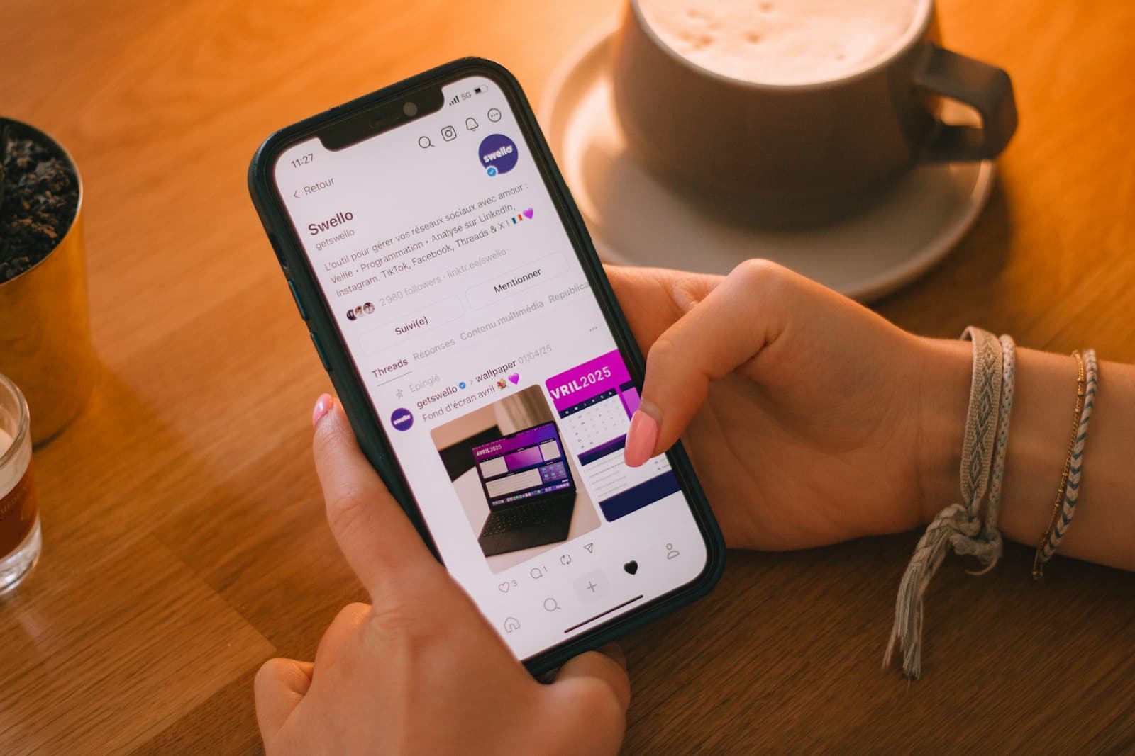 Iemand scrolt door een social media-app op de telefoon