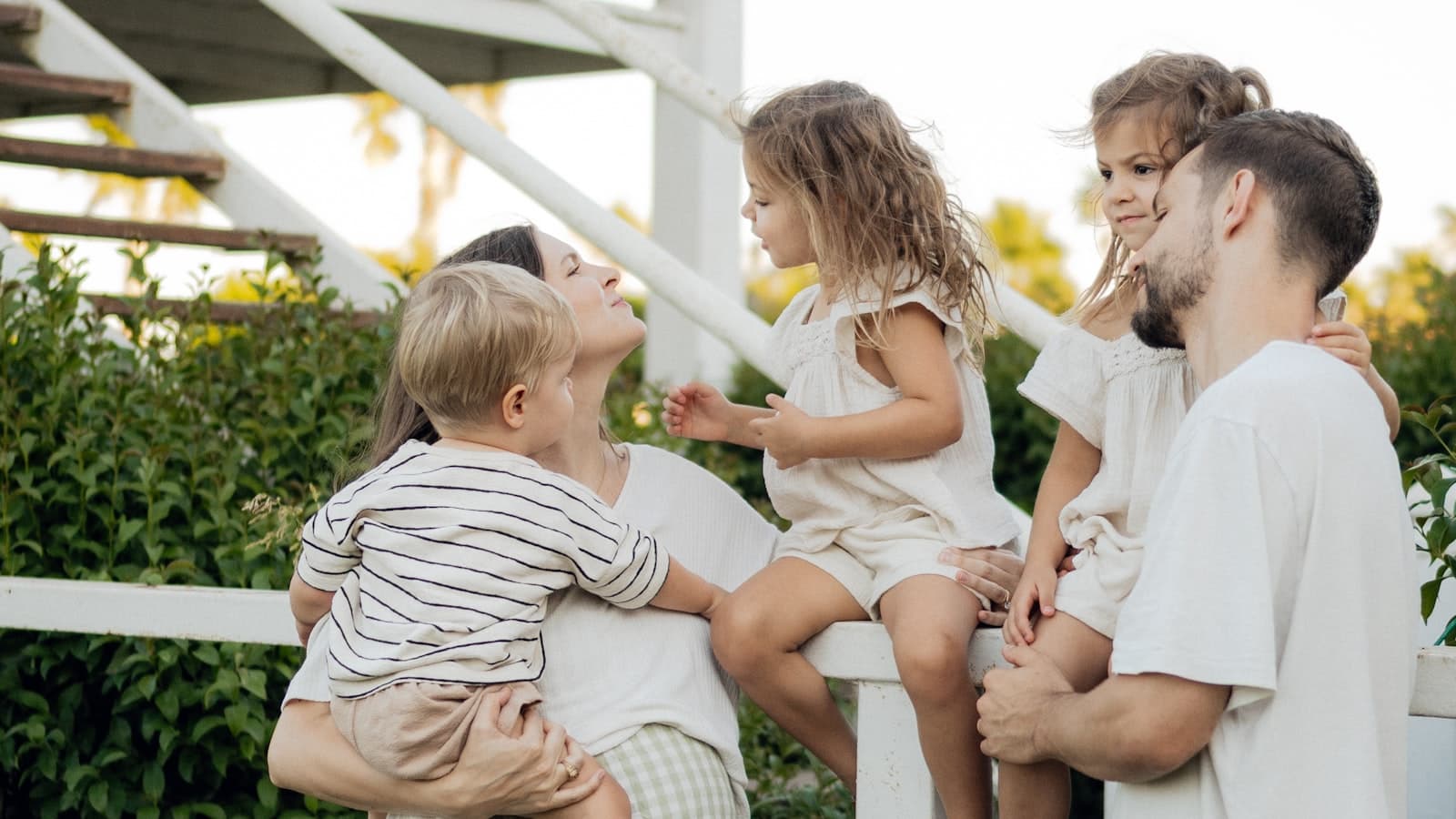 Familie geniet van tijd samen op de veranda
