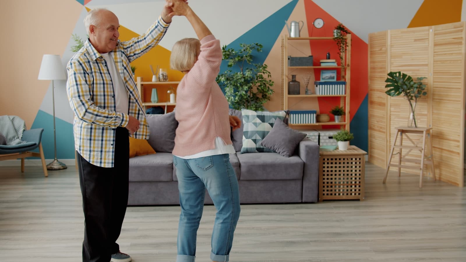 Ouder stel geniet samen in de woonkamer