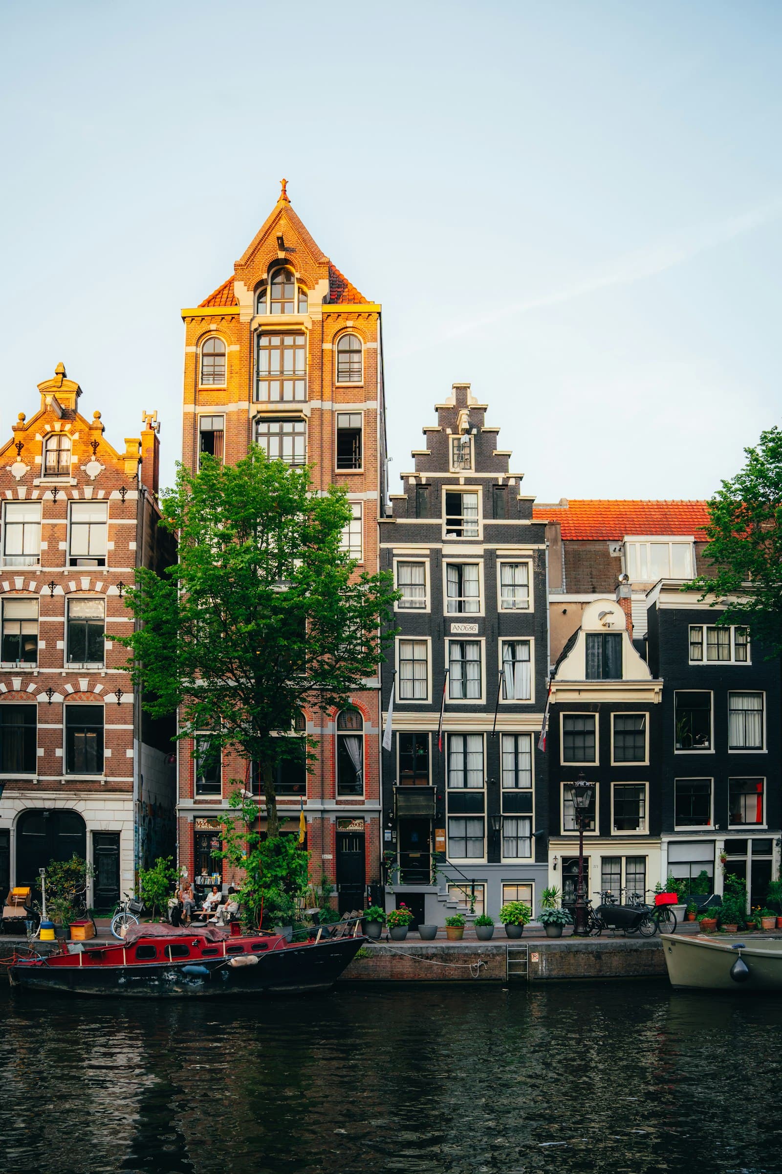 Rij historische grachtenpanden in Amsterdam