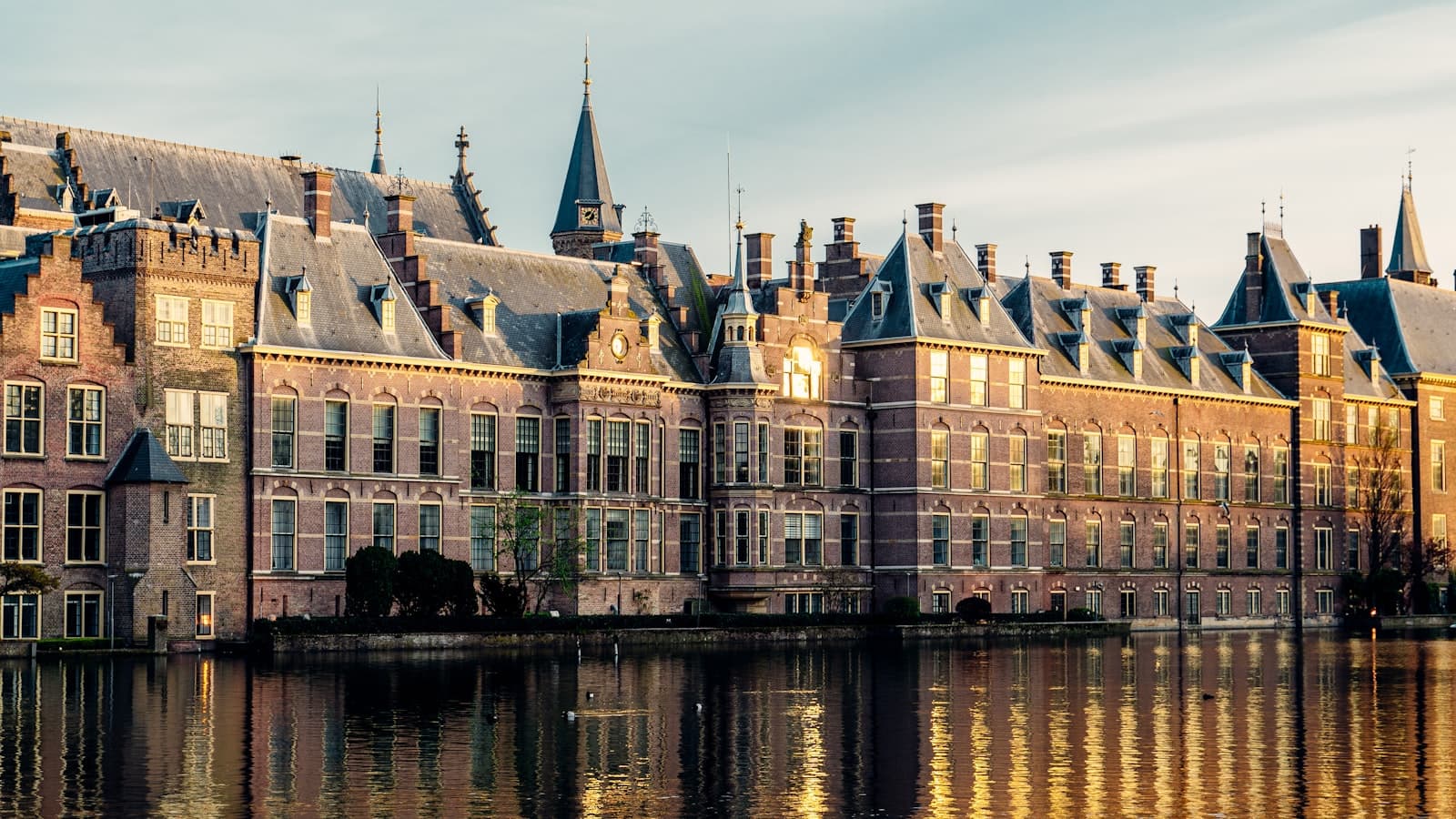 Het Binnenhof met Hofvijver in Den Haag