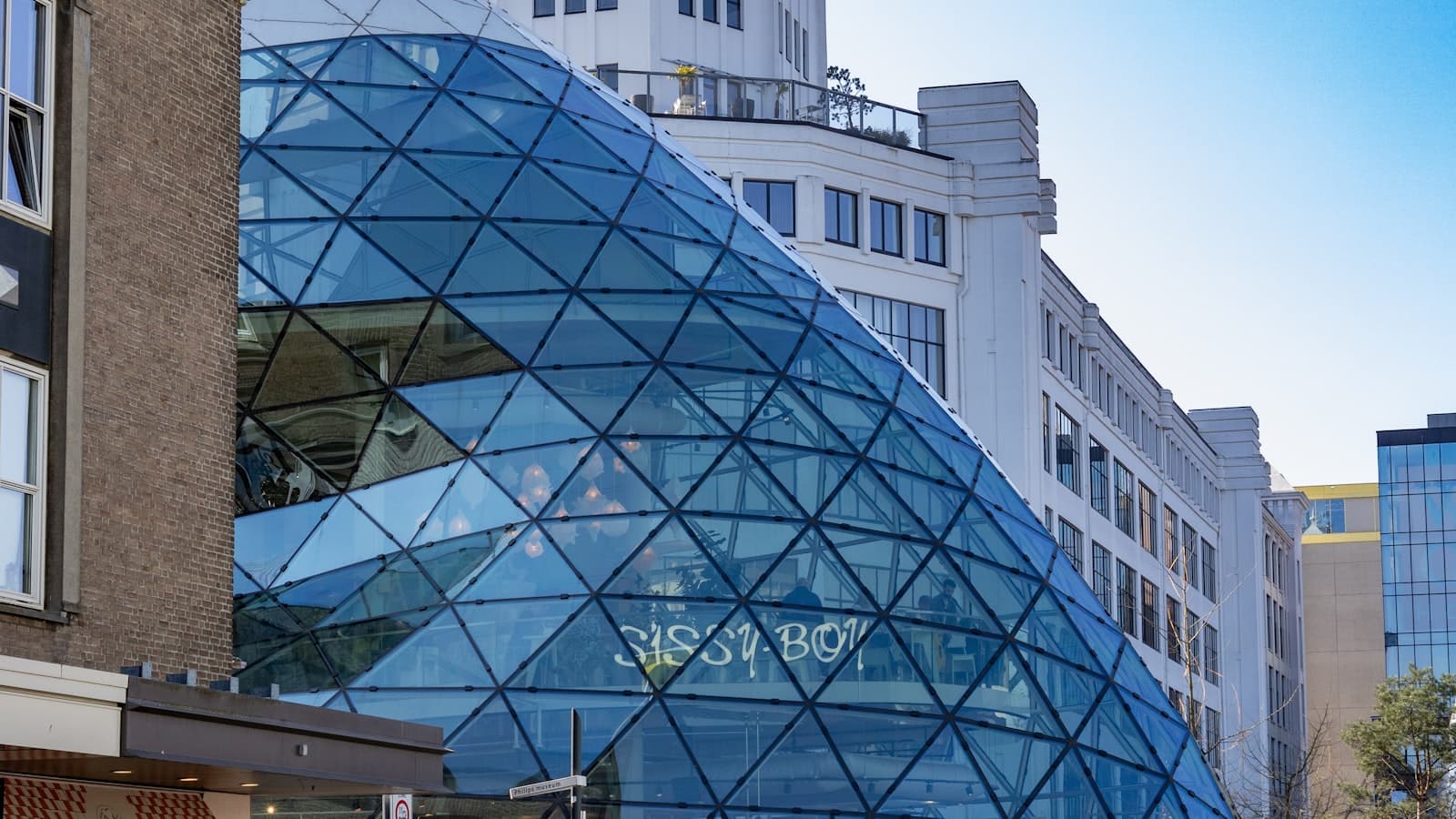 Modern kantoorgebouw met Philips-bord in Eindhoven