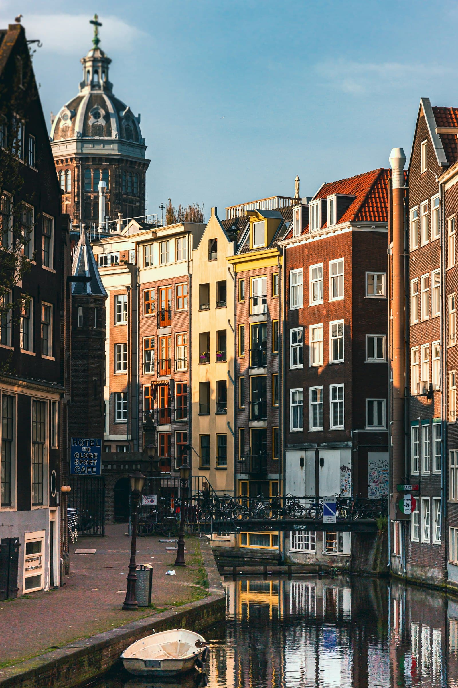 Rij Nederlandse huizen aan het water