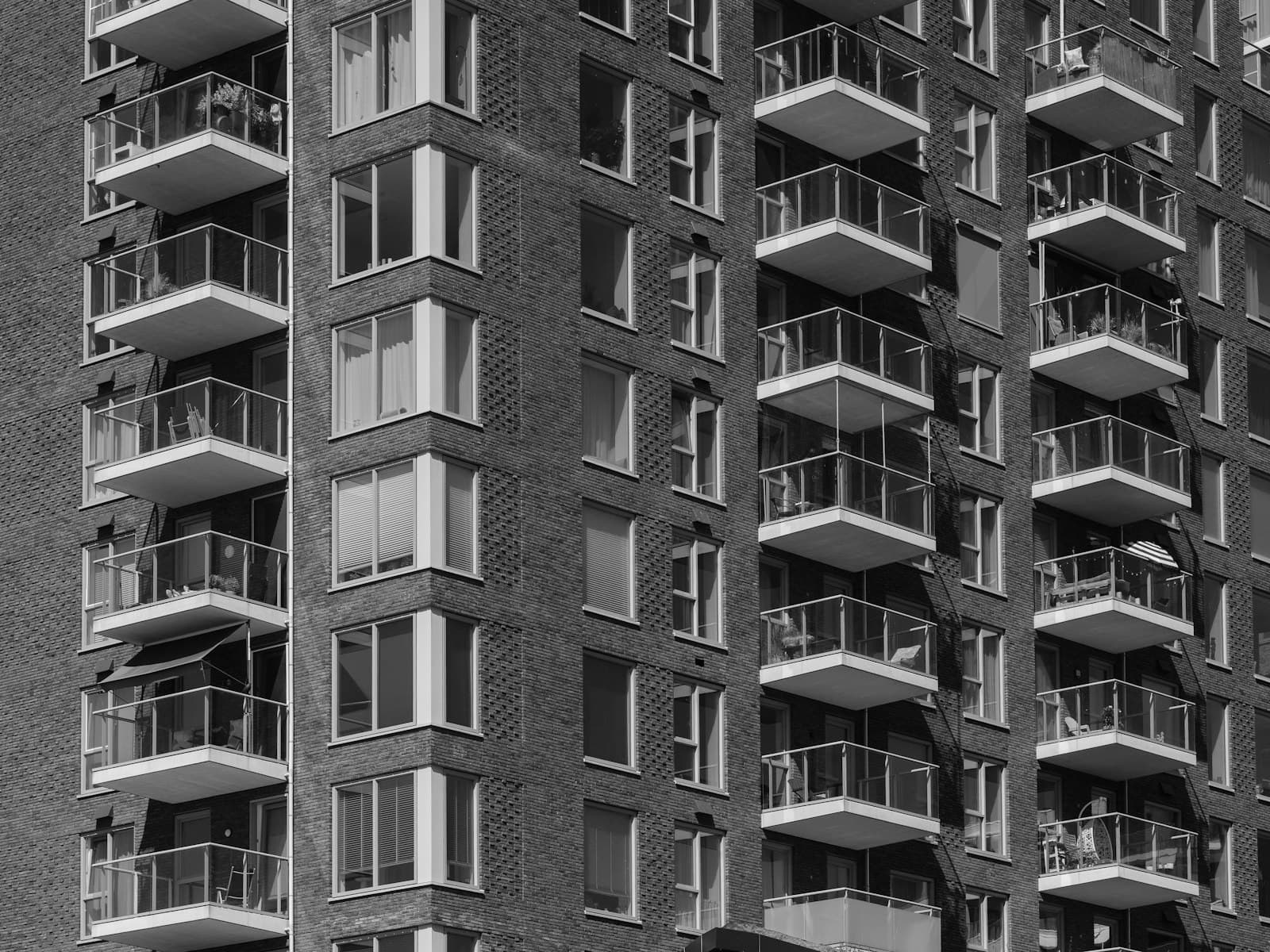 Moderne sociale huurwoningen met balkons in Nederland